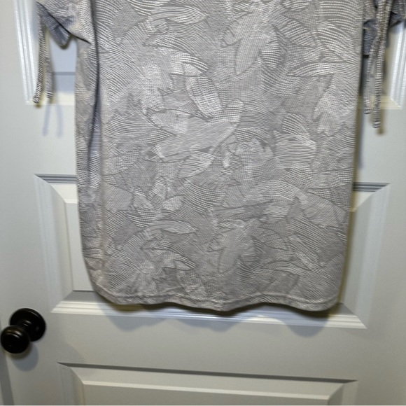 Xersion Grey Print V Neck Short Slit Tie Sleeve size 0X - Picture 6 of 9